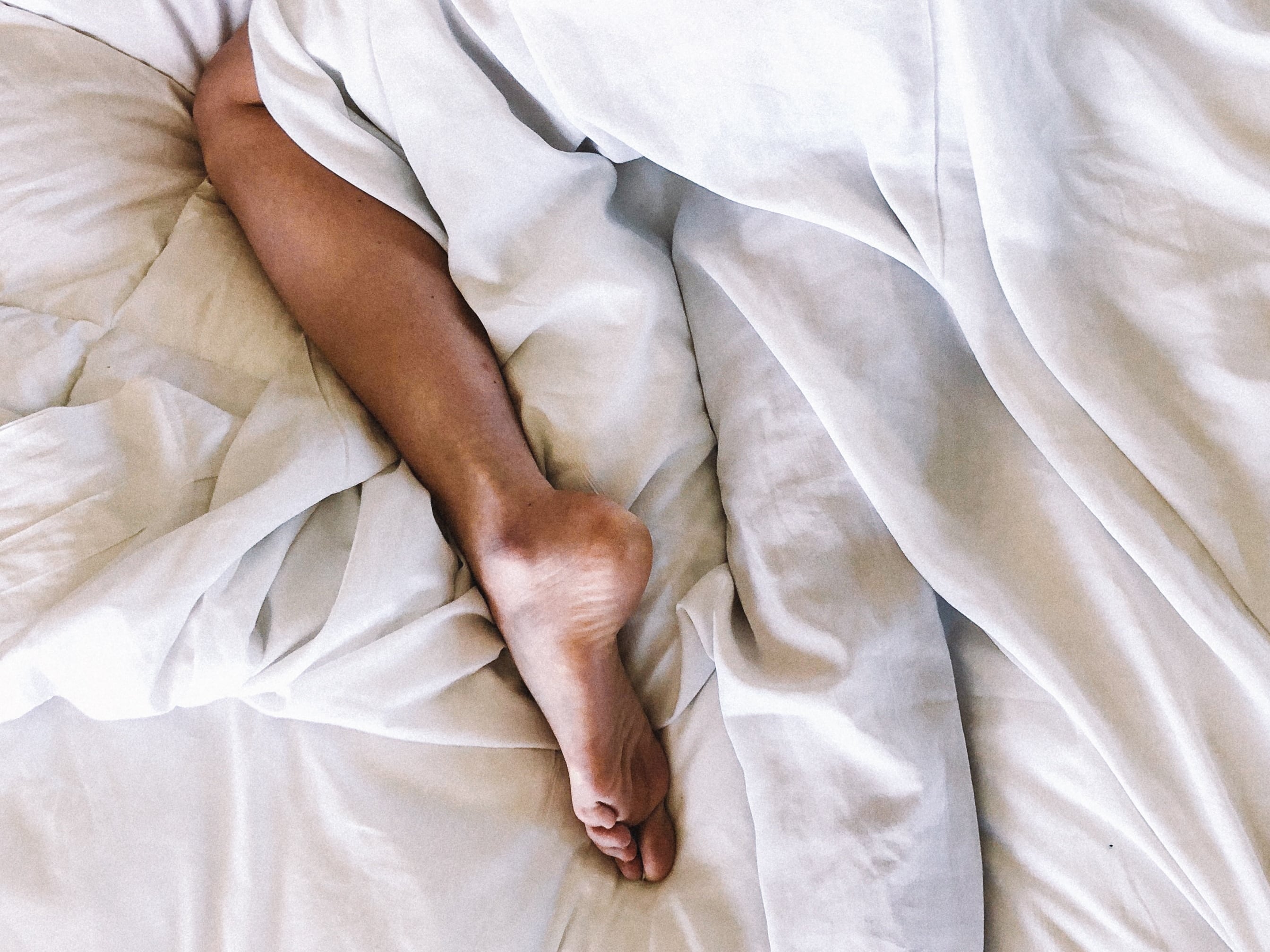 Mujer sobre una cama