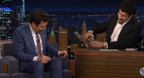 Bad Bunny le da a Jimmy Fallon pitorro de coco.