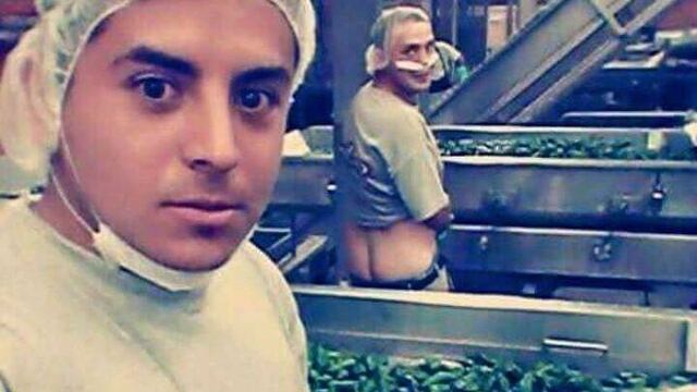 Exempleados de La Costeña orina sobre cinta transportadora de chiles