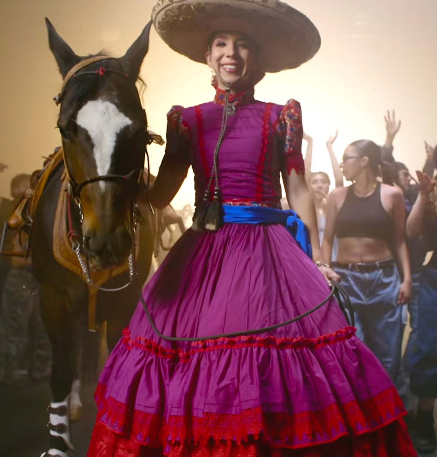 Escaramuza aparece en video oficial de Por ella