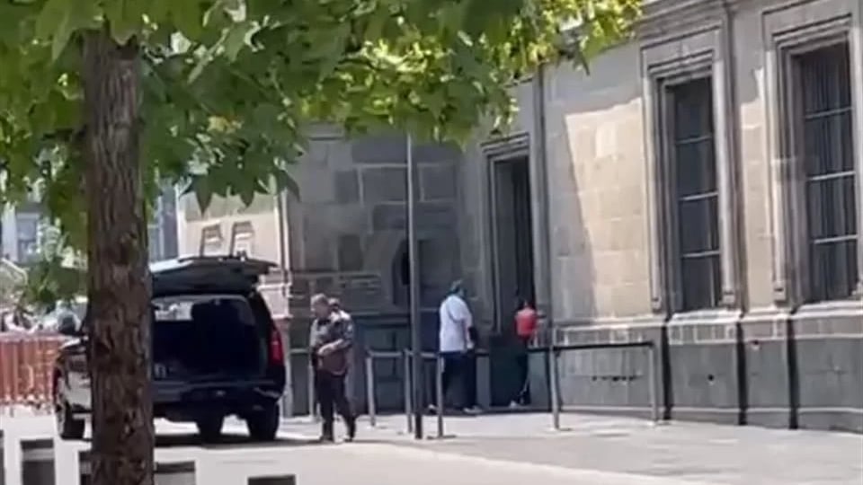 José Ramón López Beltrán visita a AMLO en Palacio Nacional