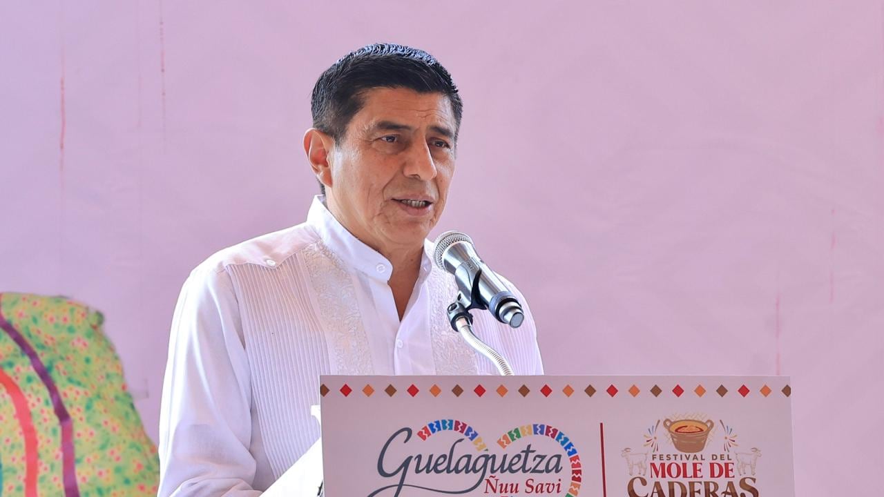 Salomón Jara celebra el sabor y la tradición en el Festival del Mole de Caderas 2025 en Huajuapan de León