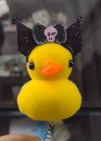 Look de Kuromi para patito en la cabeza.