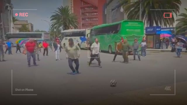 Maestros de la CNTE convierten El Caballito en cancha de futbol