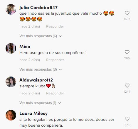 Reacciones a la estudiante que llora cuando recibe regalos de sus compañeros