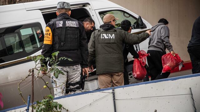 Personal de INM recibiendo a repatriados