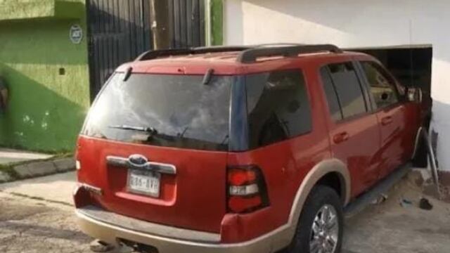 Conductores rompen pared de casa