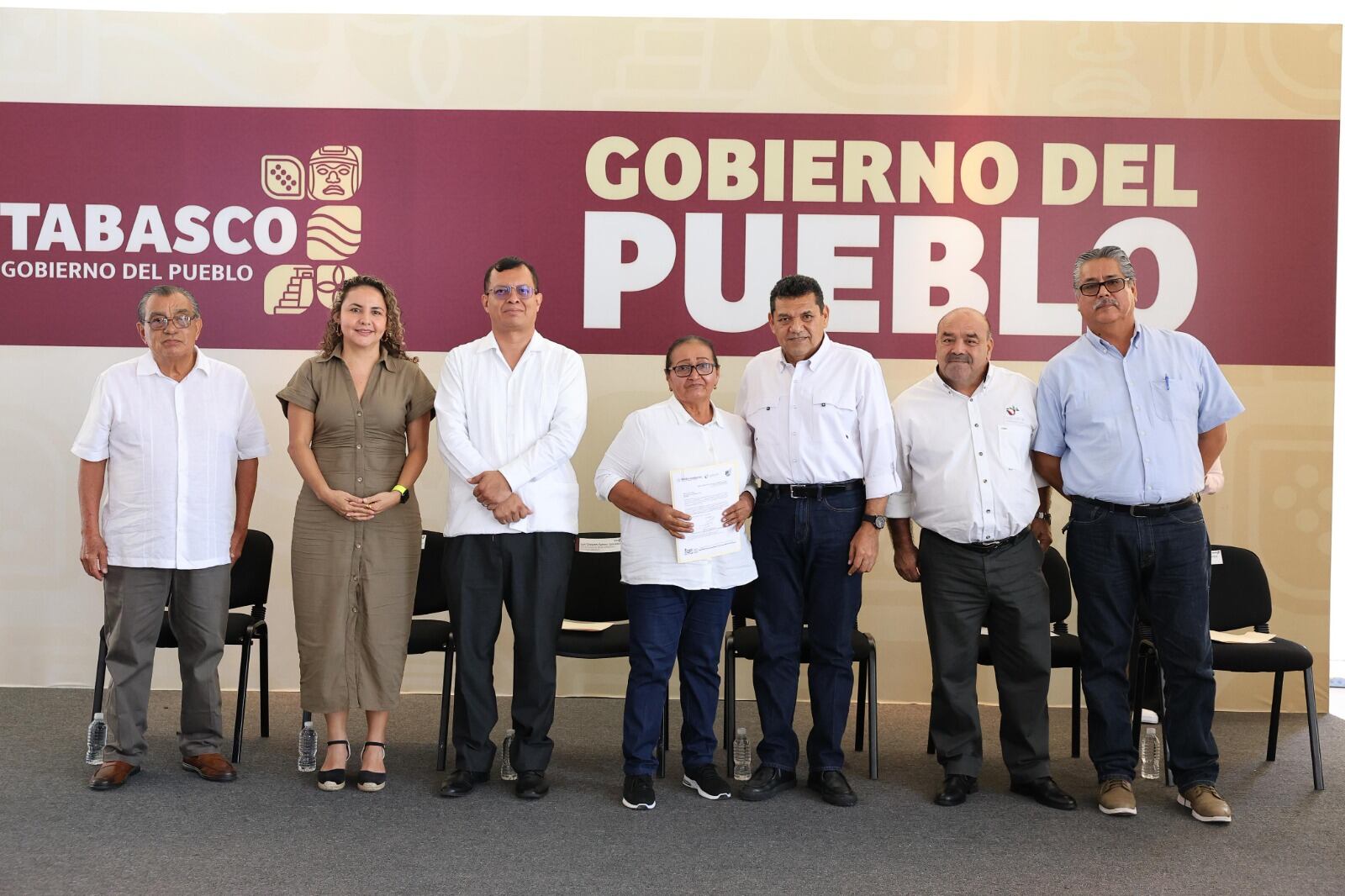 Javier May entrega apoyos a productores forestales en Tabasco.