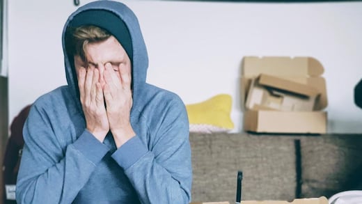 Demanda a sus padres por destruir su porno; quiere 1.6 mdp de indemnización