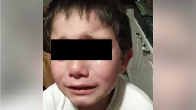 Niño rompe en llanto luego de atropellar a una hormiga por accidente.