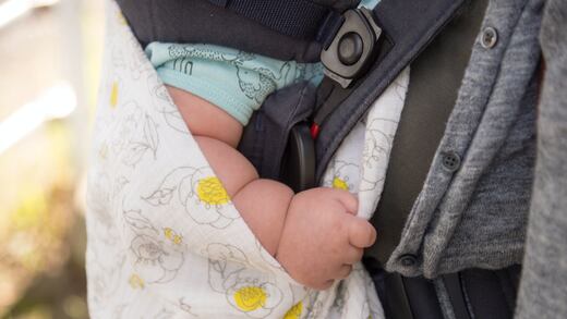 Muere bebé de 2 años tras estar 7 horas en el auto