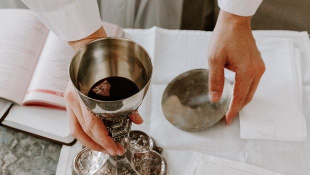 pastor abuso sexual sacerdote exorcismo