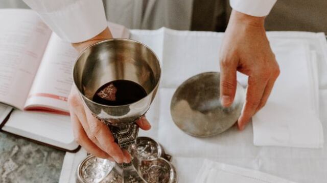 pastor abuso sexual sacerdote exorcismo