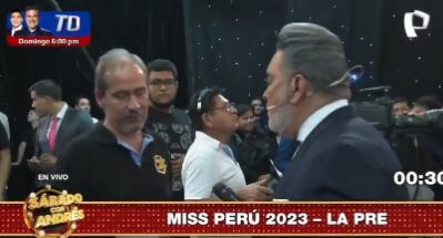 Conductor corriendo a su empleado en vivo