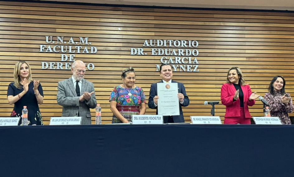Rigoberta Menchú abraza el mensaje de paz con Manuel Granados al frente