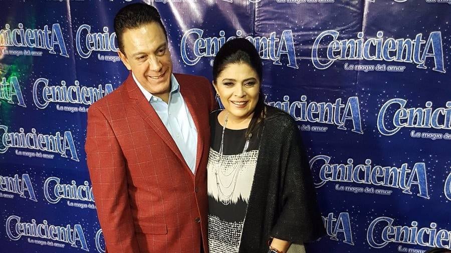 Omar Fayad y Victoria Ruffo