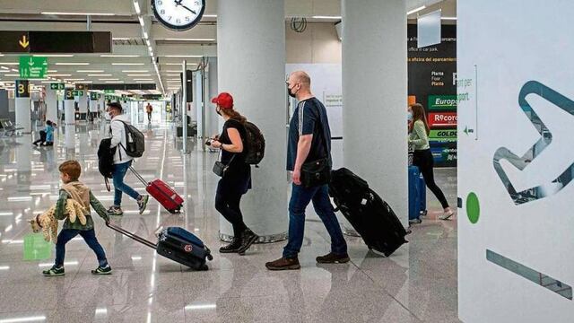 Viajeros en aeropuerto