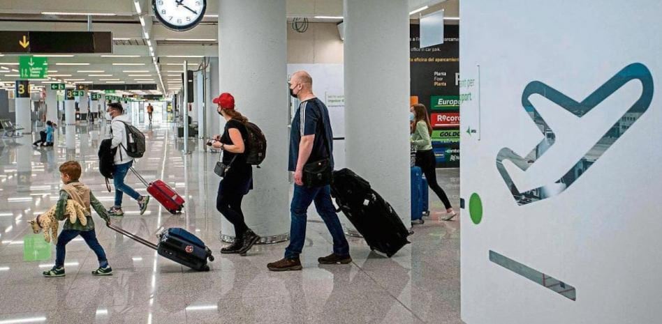 Viajeros en aeropuerto