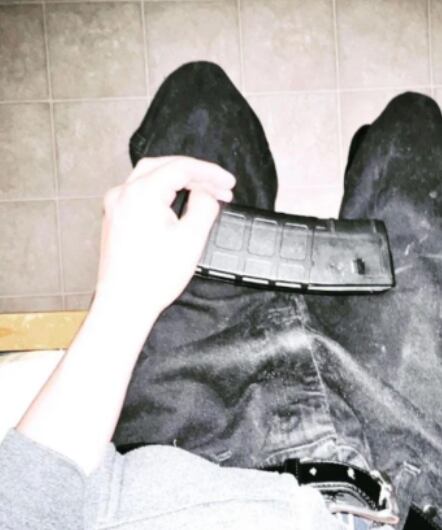 Salvador Ramos muestra un cargador