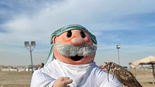 Doctor Simi y em empleo digno como botarga