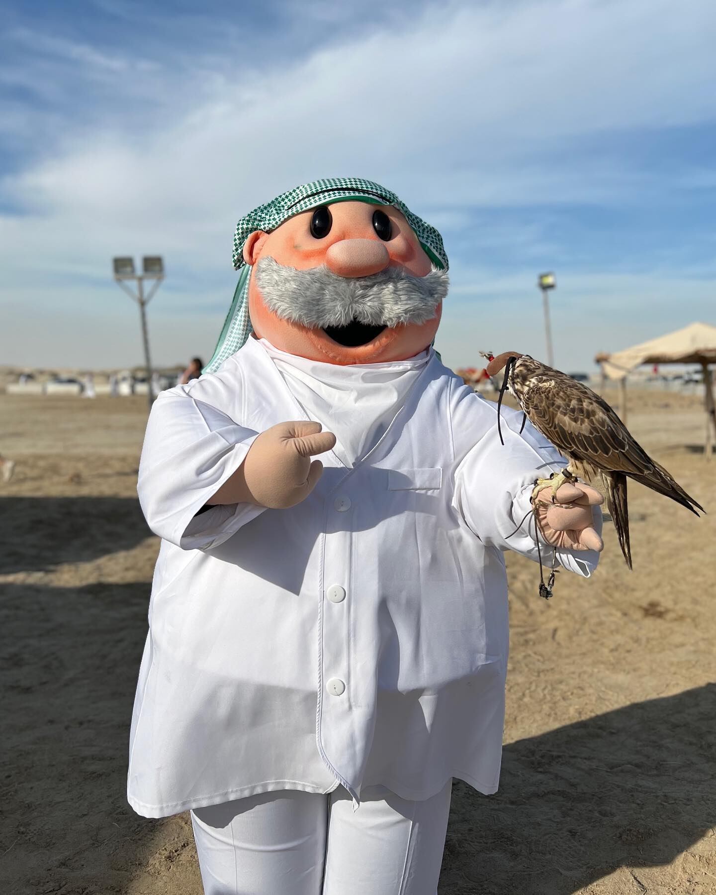 Doctor Simi y em empleo digno como botarga