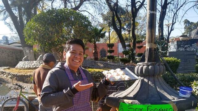 El joven vende gelatinas con forma de perrito