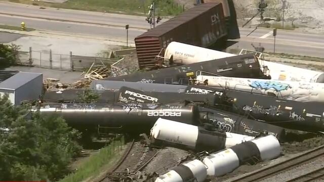 Tren sufre aparatoso descarrilamiento en Illinois