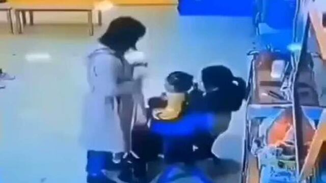 Maestra golpea cruelmente a una niña.