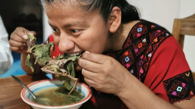 Diputada de Oaxaca disfruta de un caldo de rata