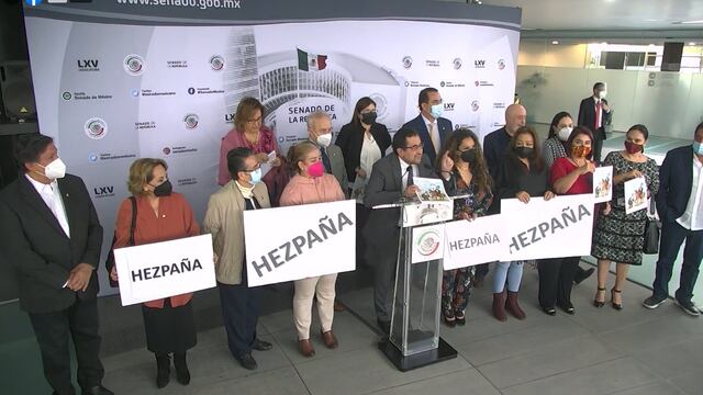 Senadores de Morena con carteles de "Vox".