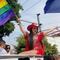 Maribel Guardia le quita celular durante la marcha LGBT y le hace el día