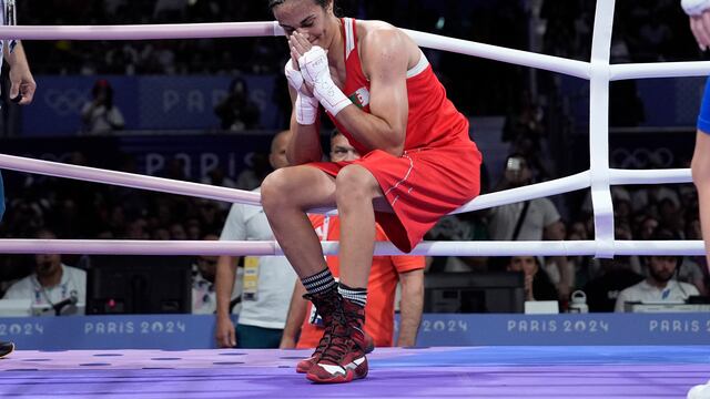 Imane Khelif rompe en llanto tras avanzar a las semifinales de París 2024.