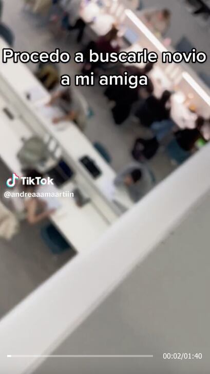 VIDEO: Usa un avión de papel para conseguirle novio a su amiga y TikTok notó algo que ella no