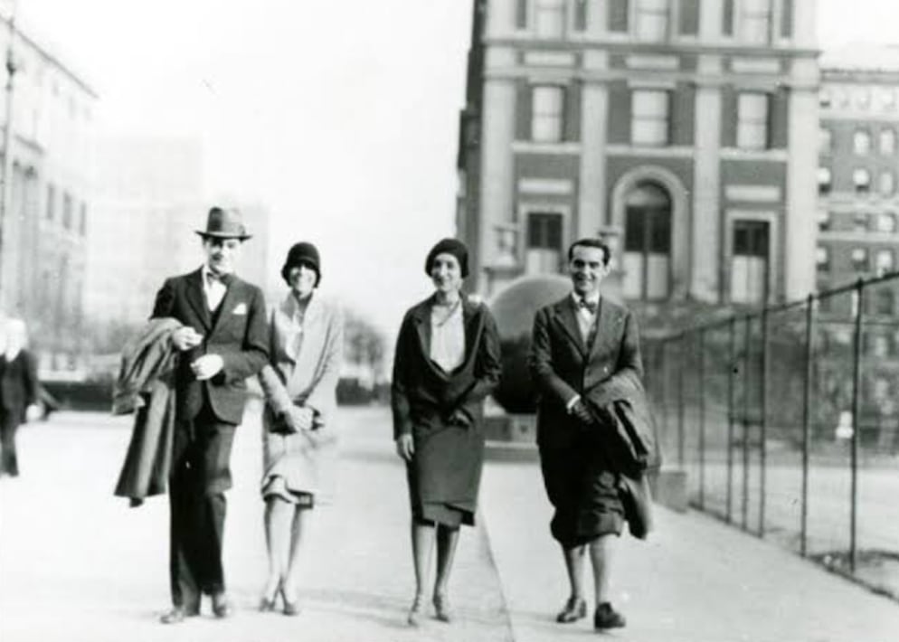 Antonieta Rivas Mercado, tercera de izquierda a derecha