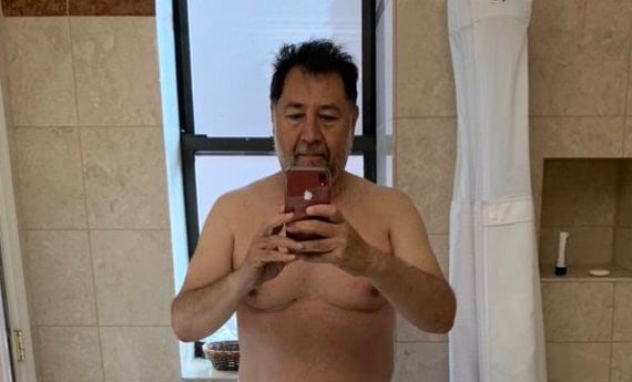 El diputado Gerardo Fernández Noroña posa con el torso descubierto