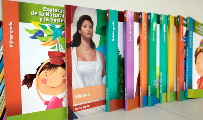 Los libros de texto gratuitos surgieron como parte integral del Plan de Once Años. Encontraron sustento legal en la fracción séptima del Artículo Tercero Constitucional, fundamentándose en la gratitud de la educación impartida por el Estado.