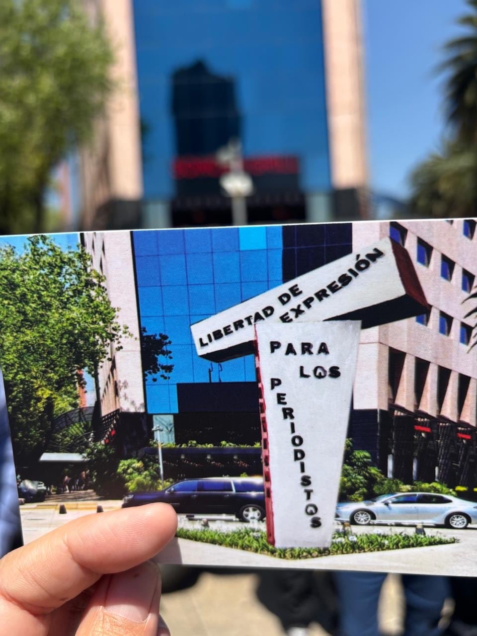 Antimonumento por periodistas asesinados es instalado en Paseo de la Reforma