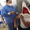 Puebla: Se disfraza de tiburón para vacunarse contra Covid-19