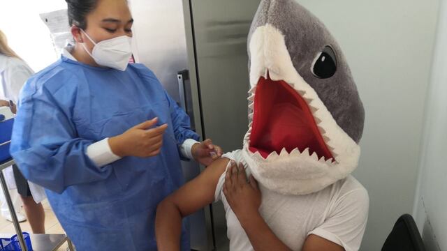 Hombre se vacuna disfrazado de tiburón