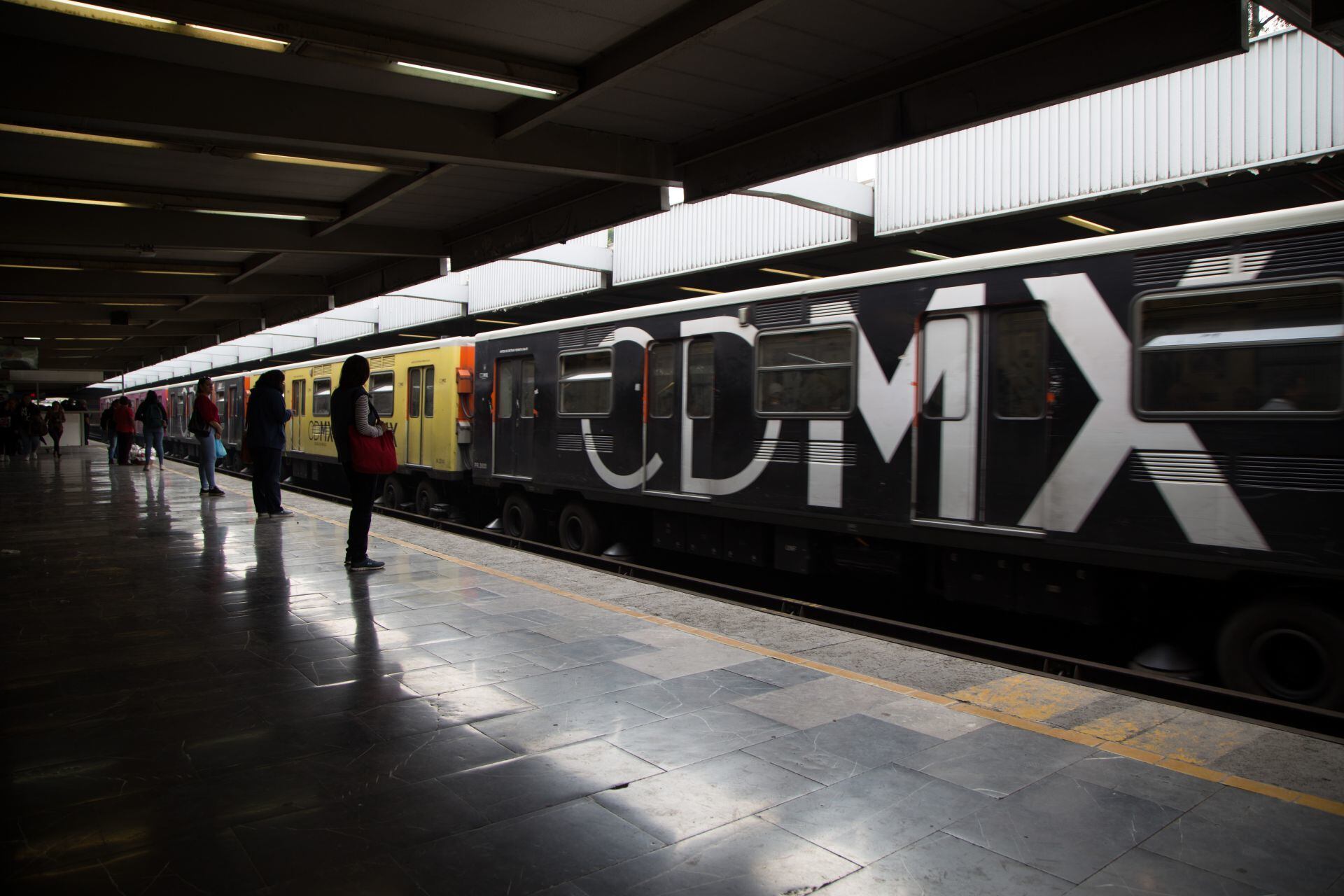 El servicio de la Línea 6 del Metro CDMX fue suspendido luego de que una persona fuera arrollada en las vías del tren.