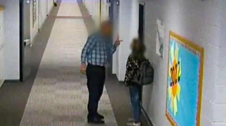Maestro golpea a alumno contra la pared