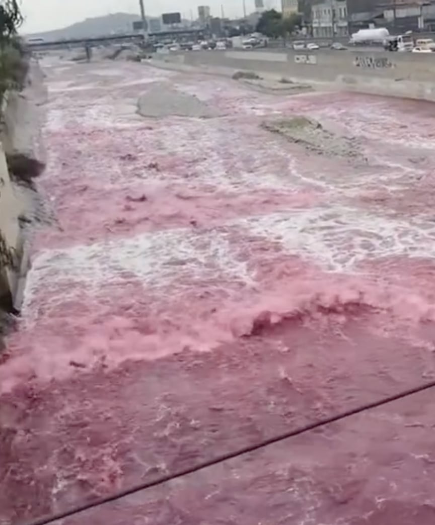 Río Rímac en Perú, se tiñe de rojo