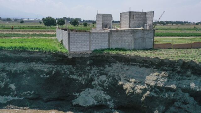 El socavón que sigue creciendo en los campos de cultivo de Santa María Zacatepec ha atraído turistas nacionales