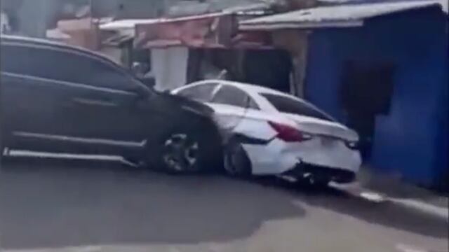 Choque entre la camioneta y el carro