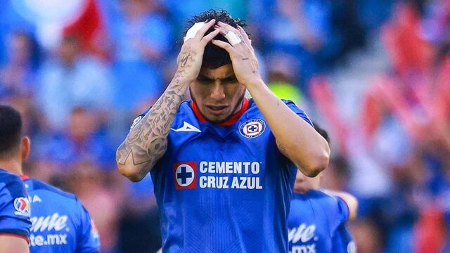 Carlos Salcedo, en un partido con Cruz Azul.