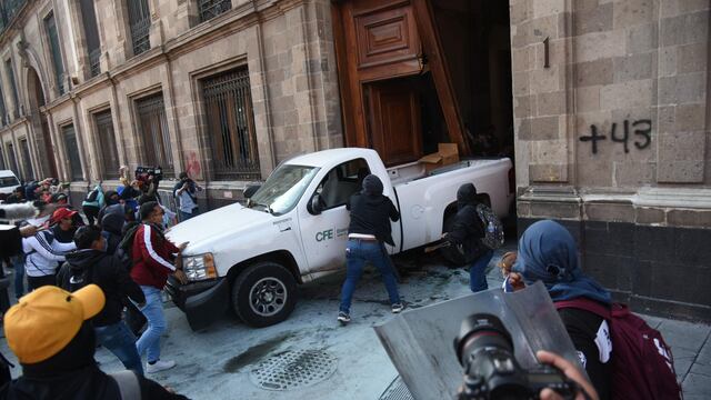 Estudiantes de la Escuela Normal Rural "Raúl Isidro Burgos" utilizaron una camioneta de la CFE como ariete para derribar la puerta de Palacio Nacional