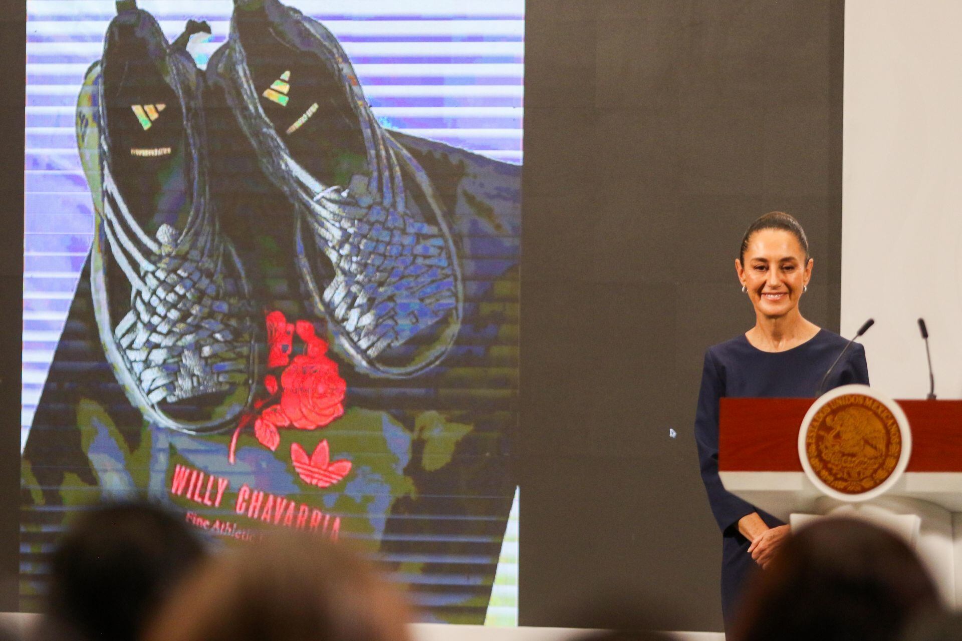 Claudia Sheinbaum buscará compensación de Adidas tras plagio de huaraches de Villa Hidalgo Yalálag, Oaxaca