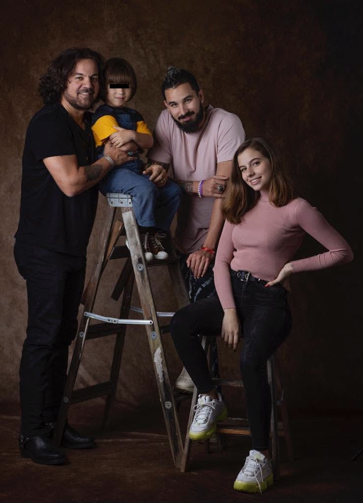Osamu Menéndez con sus tres hijos.