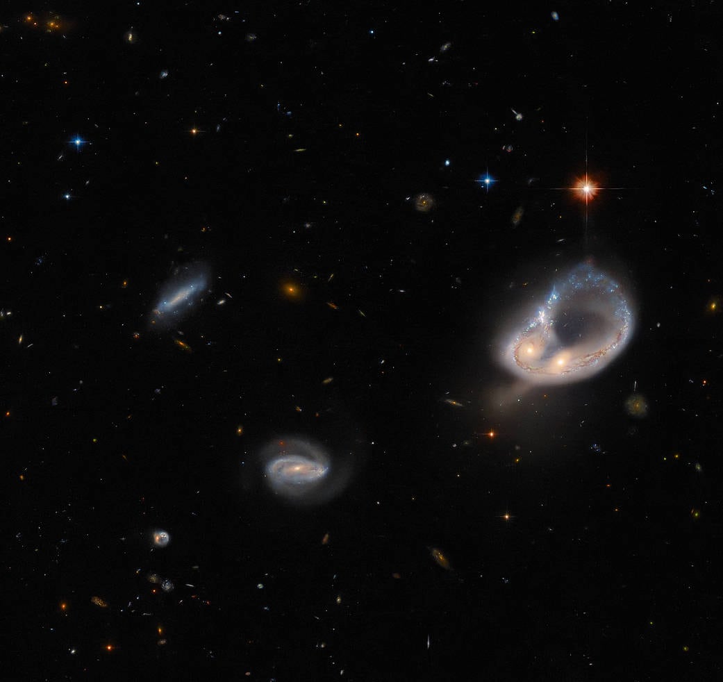 Fusión de galaxias formando un “anillo colosal” captadas por el telescopio Hubble