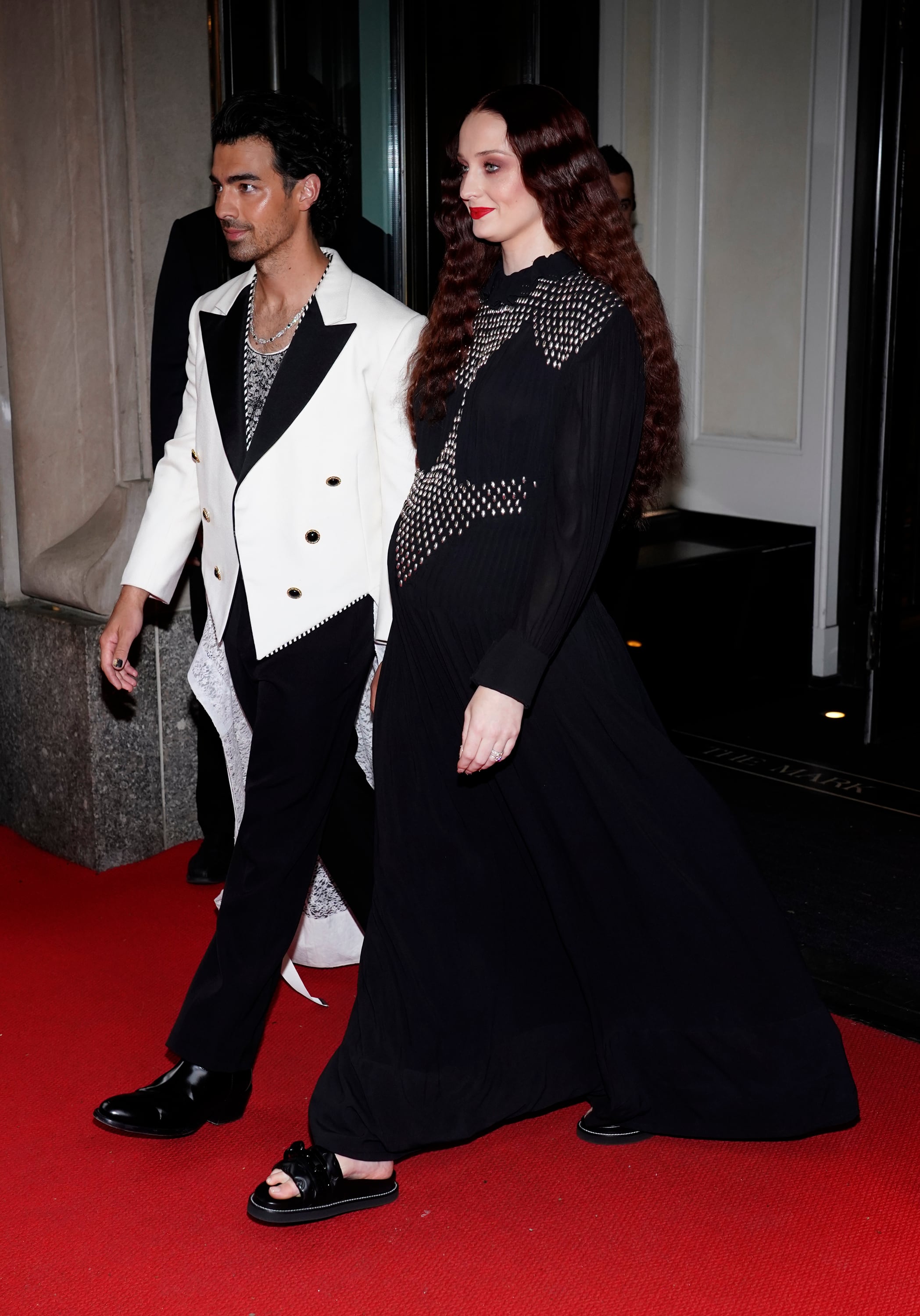 Joe Jonas y Shopie Turner saliendo del Hotel The Mark rumbo al Met Gala
